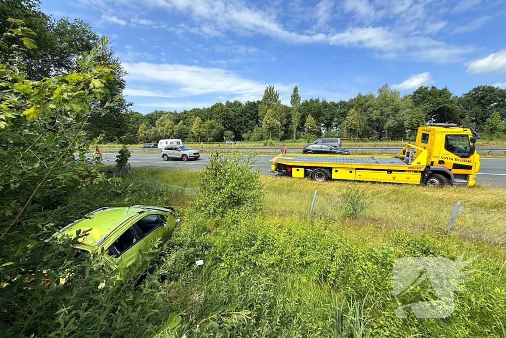 Auto eindigt in sloot na aanrijding