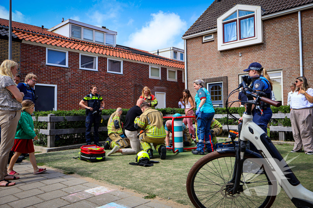 Brandweer bevrijdt kind uit speeltoestel