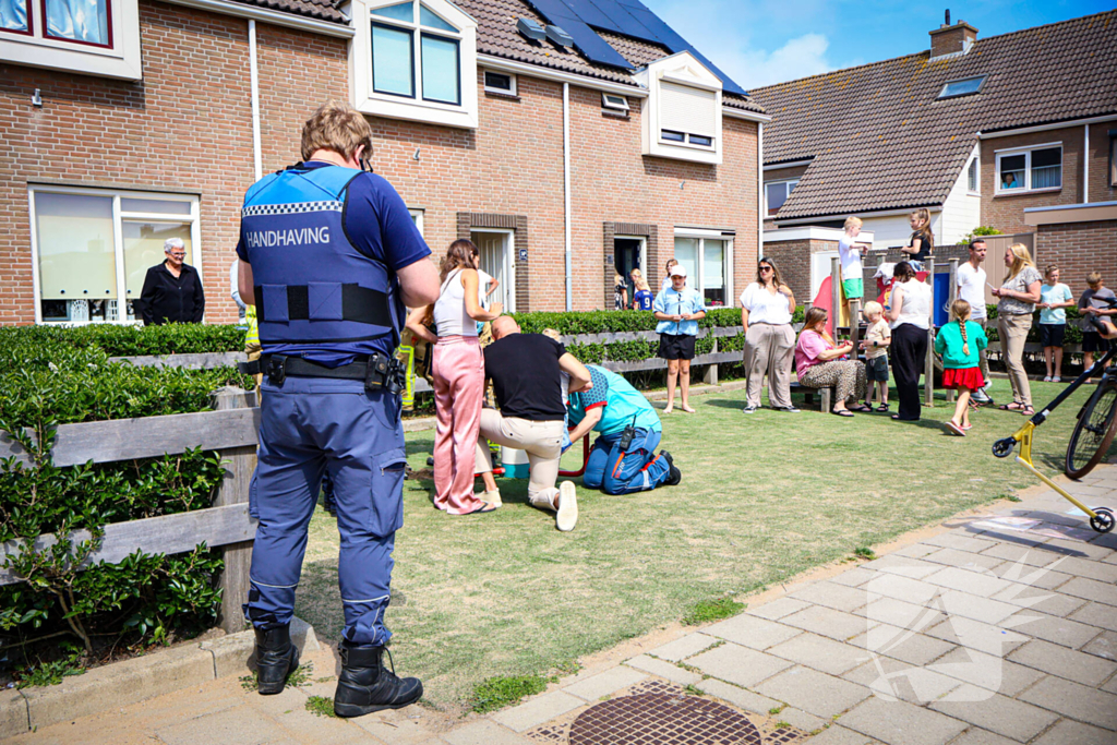 Brandweer bevrijdt kind uit speeltoestel