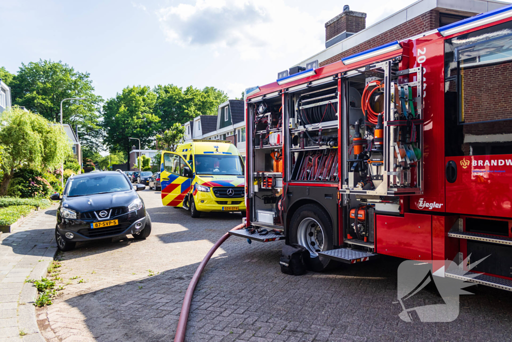 Brand in bijgebouw leidt tot explosies en flinke rookontwikkeling