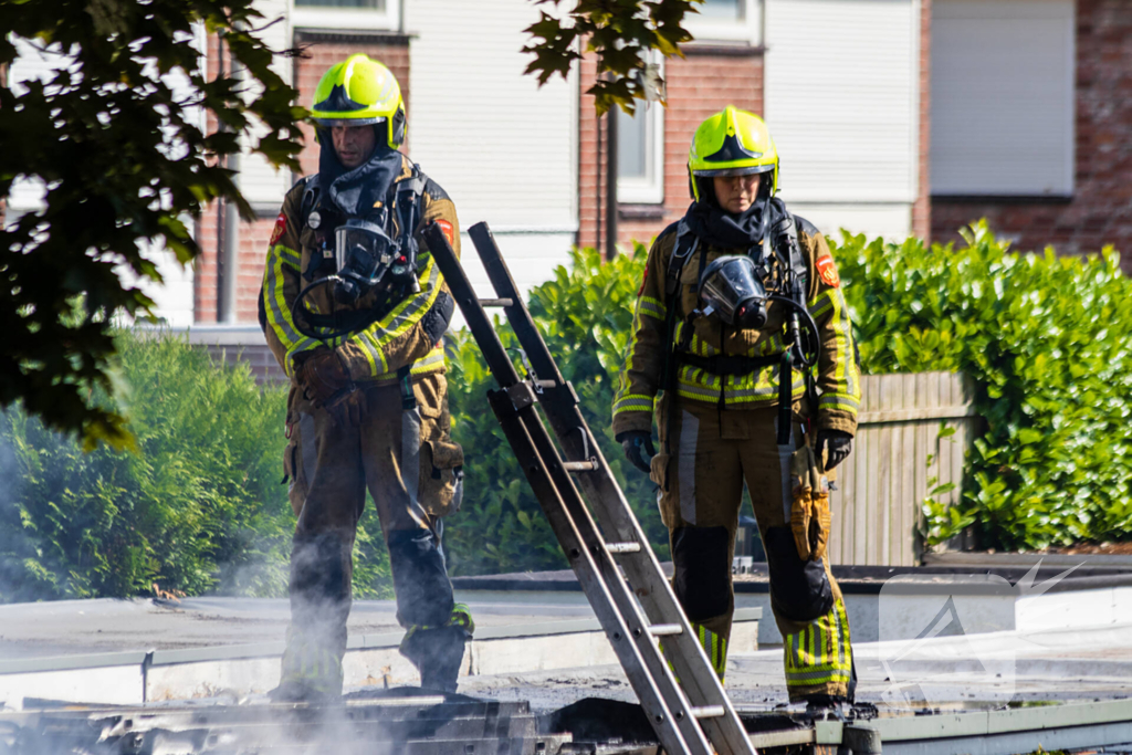 Brand in bijgebouw leidt tot explosies en flinke rookontwikkeling