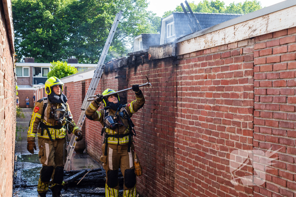 Brand in bijgebouw leidt tot explosies en flinke rookontwikkeling