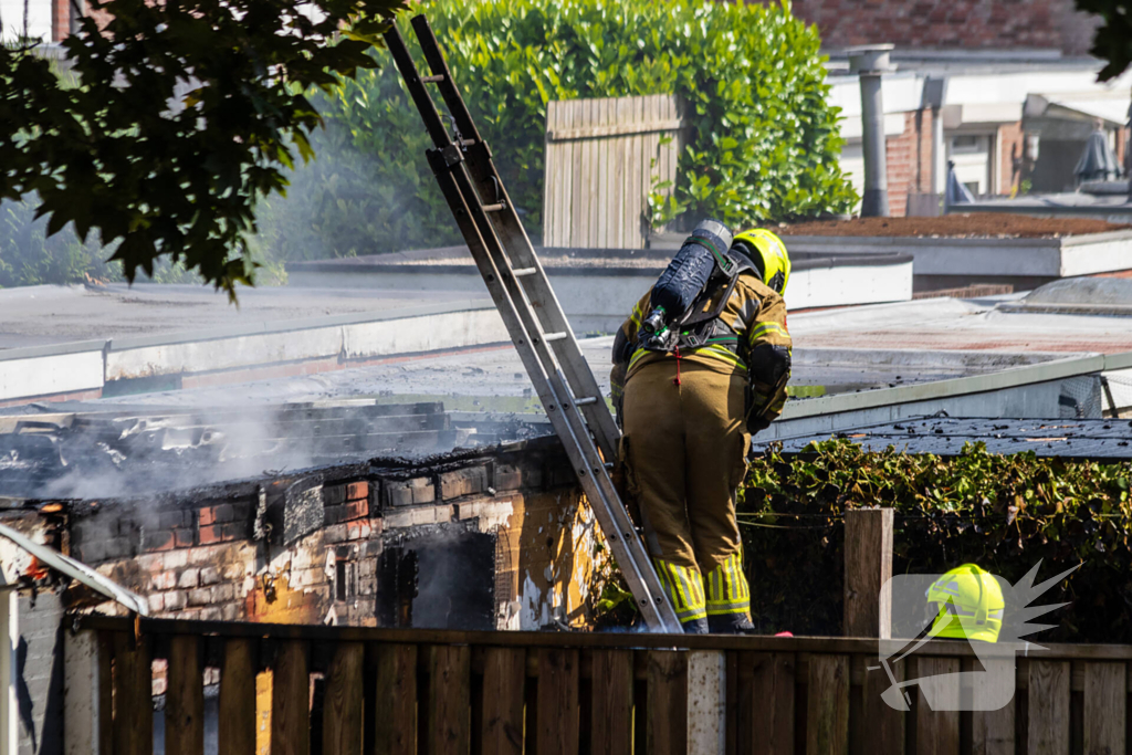 Brand in bijgebouw leidt tot explosies en flinke rookontwikkeling