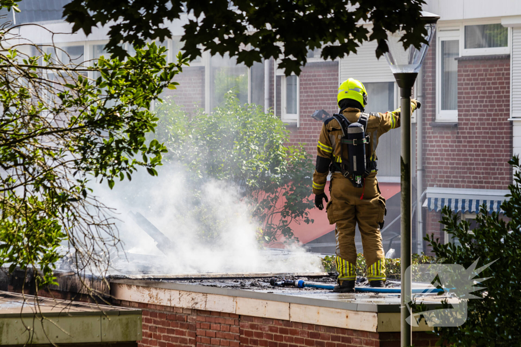 Brand in bijgebouw leidt tot explosies en flinke rookontwikkeling