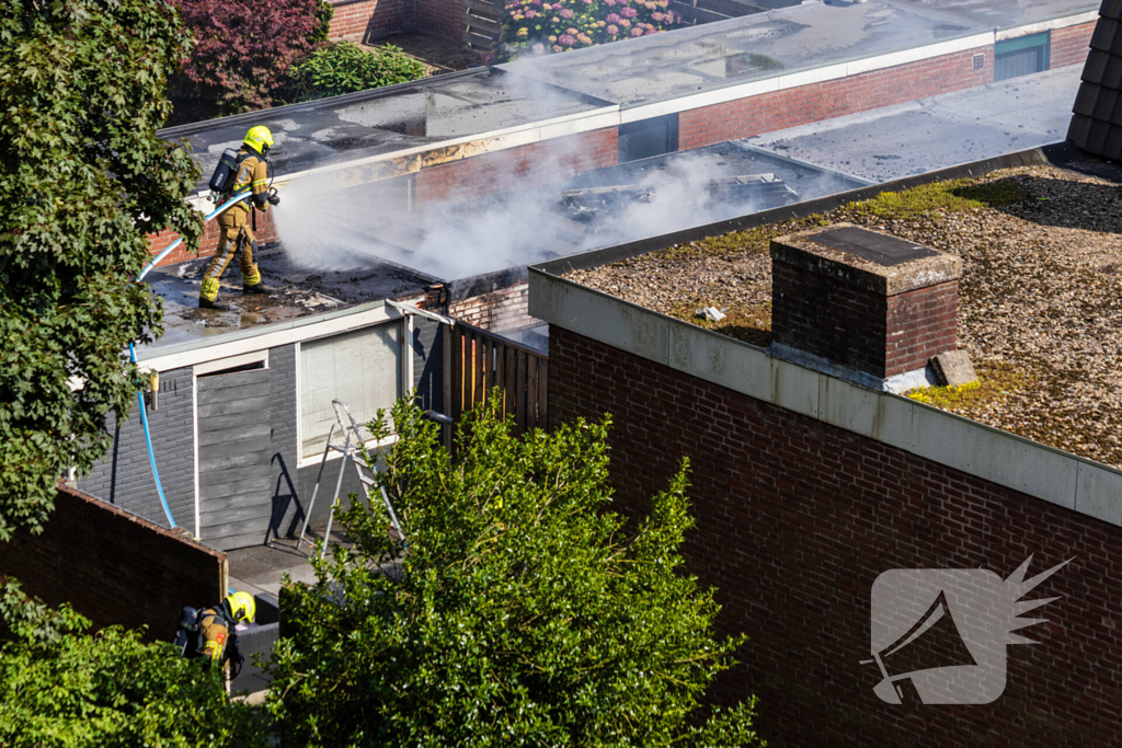 Brand in bijgebouw leidt tot explosies en flinke rookontwikkeling
