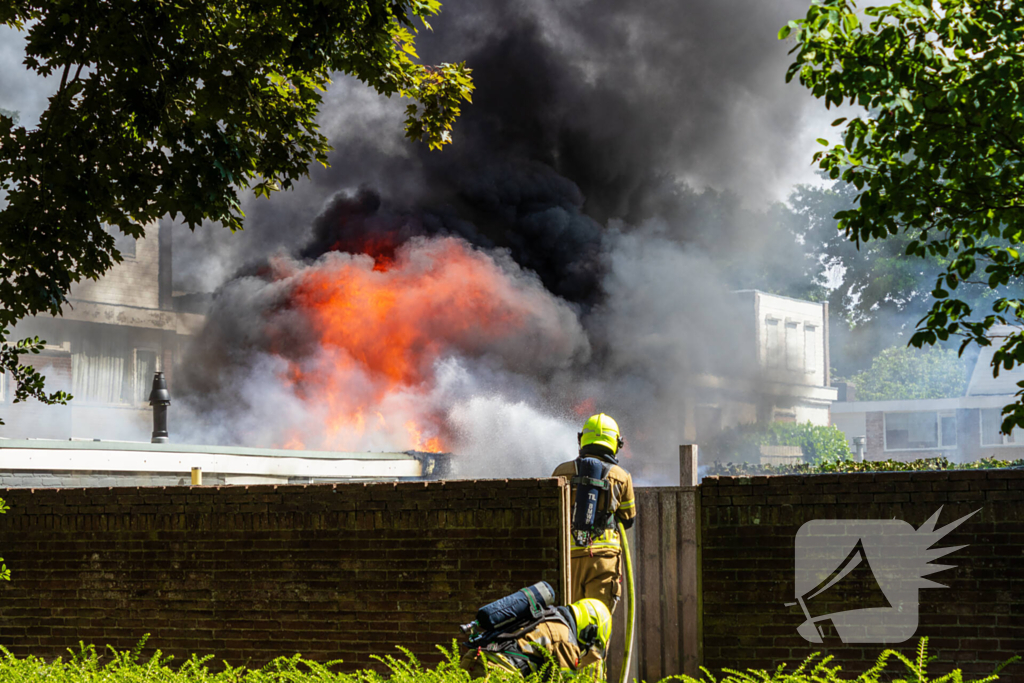 Brand in bijgebouw leidt tot explosies en flinke rookontwikkeling