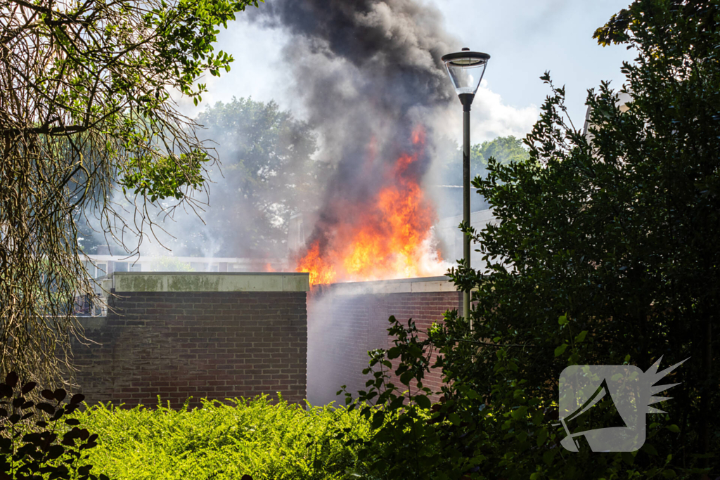 Brand in bijgebouw leidt tot explosies en flinke rookontwikkeling