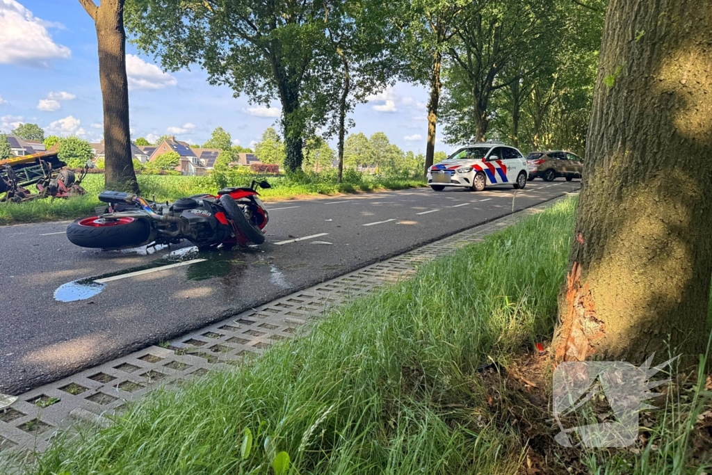Bestelbus botst met motorrijder in ongeval