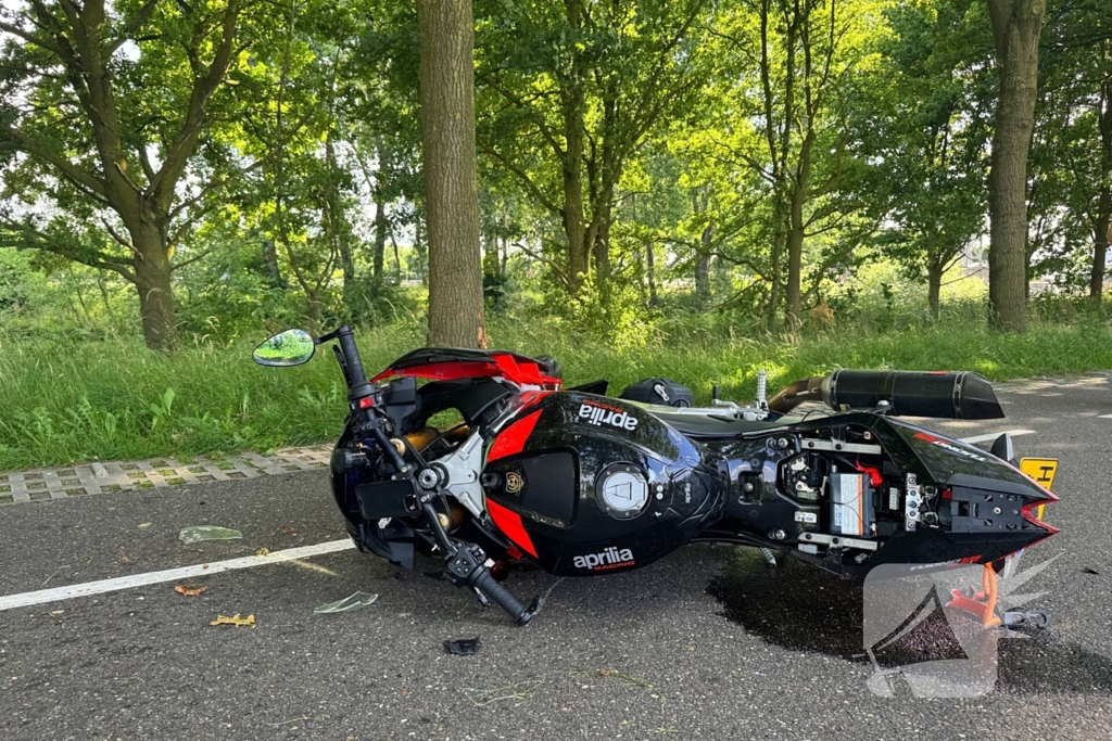 Bestelbus botst met motorrijder in ongeval