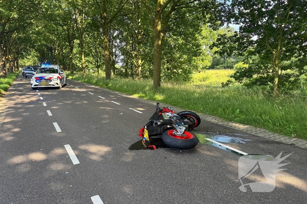 Bestelbus botst met motorrijder in ongeval