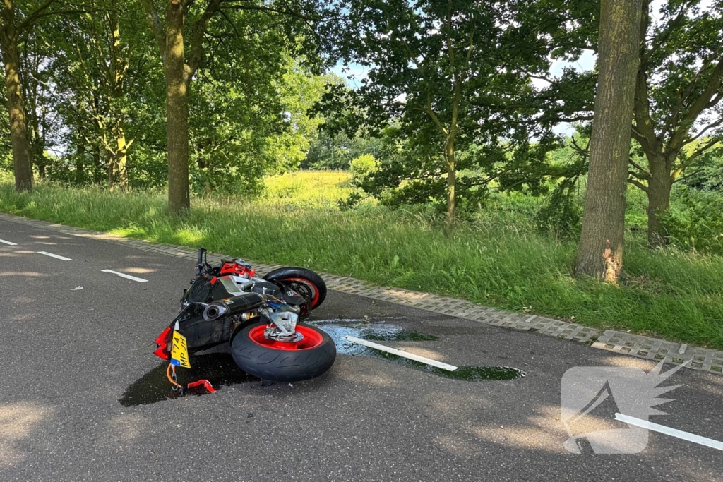 Bestelbus botst met motorrijder in ongeval