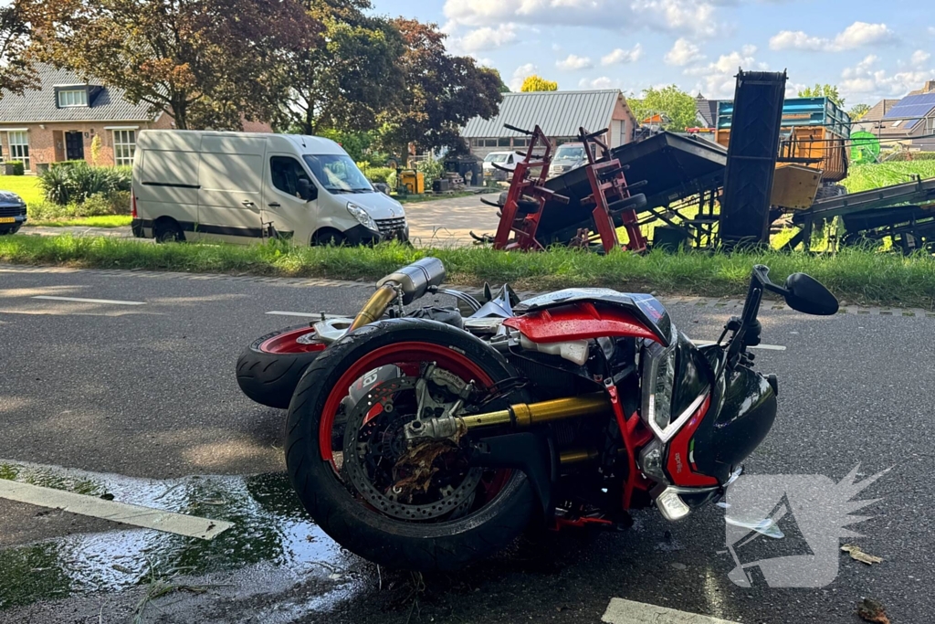 Bestelbus botst met motorrijder in ongeval