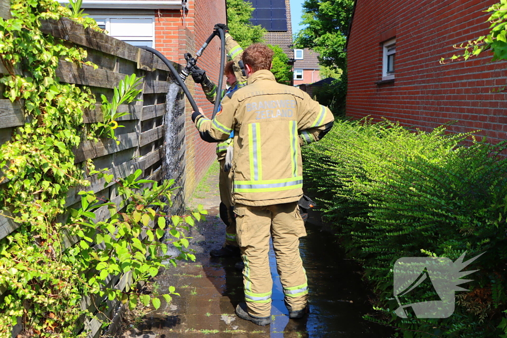 Buren blussen buitenbrand met zwembadwater