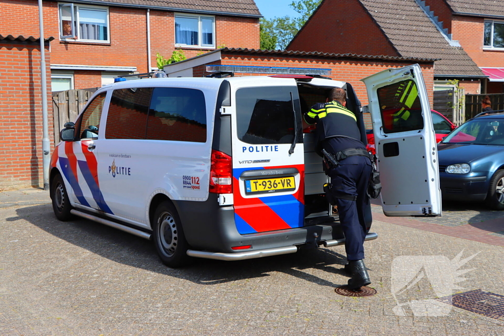 Buren blussen buitenbrand met zwembadwater