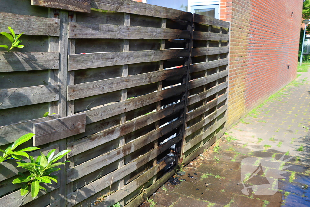 Buren blussen buitenbrand met zwembadwater