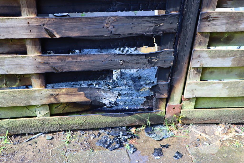 Buren blussen buitenbrand met zwembadwater