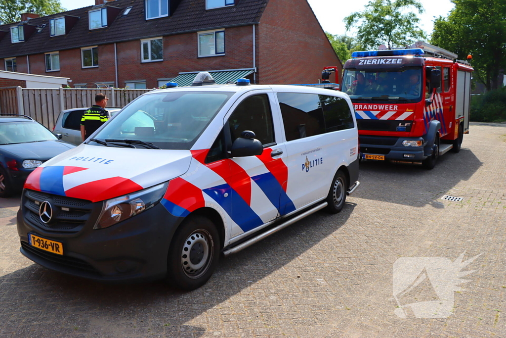 Buren blussen buitenbrand met zwembadwater