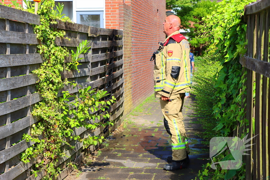 Buren blussen buitenbrand met zwembadwater