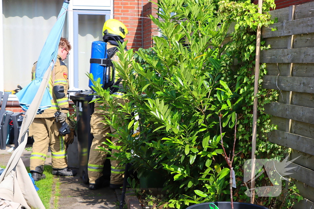 Buren blussen buitenbrand met zwembadwater