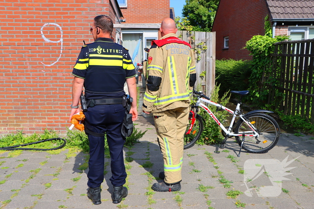 Buren blussen buitenbrand met zwembadwater