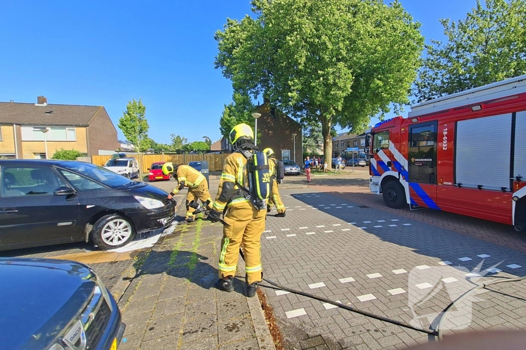 Brandweer blust voertuigbrand