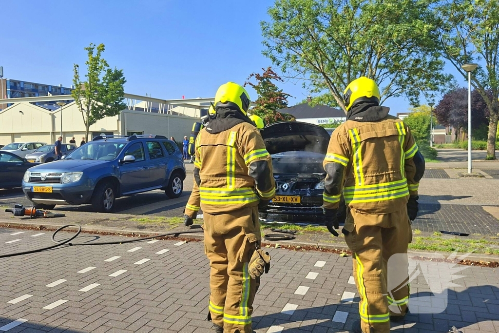 Brandweer blust voertuigbrand