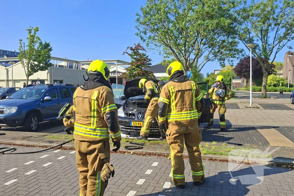 Brandweer blust voertuigbrand