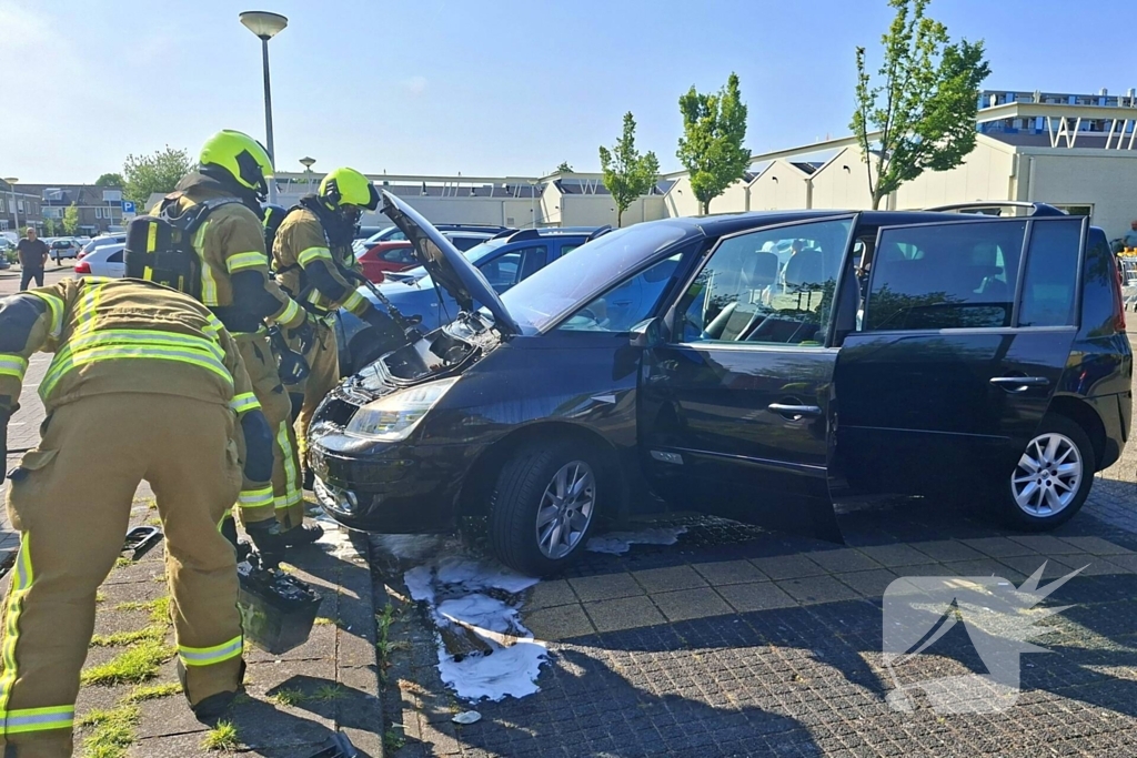 Brandweer blust voertuigbrand