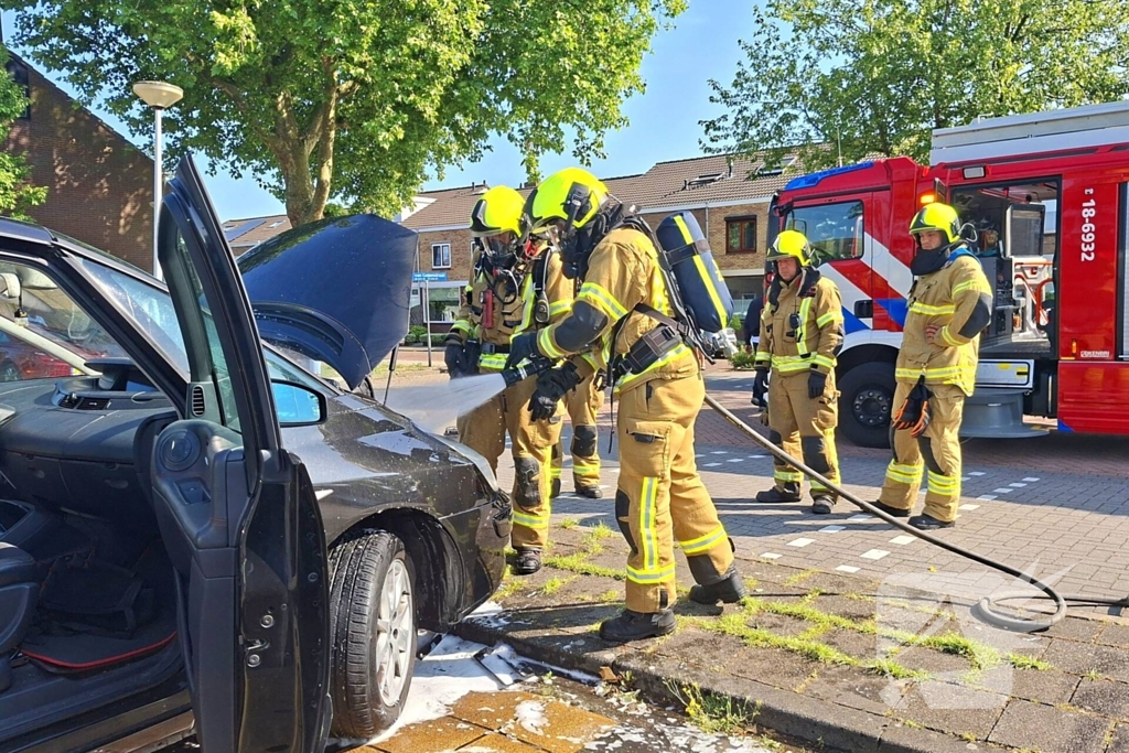 Brandweer blust voertuigbrand