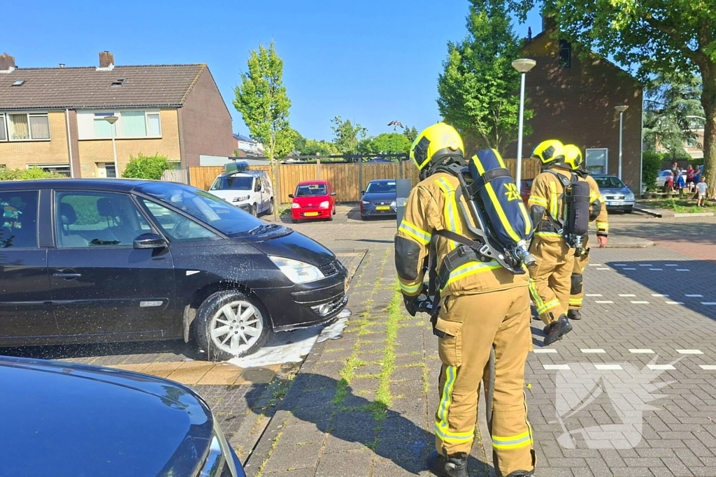 Brandweer blust voertuigbrand