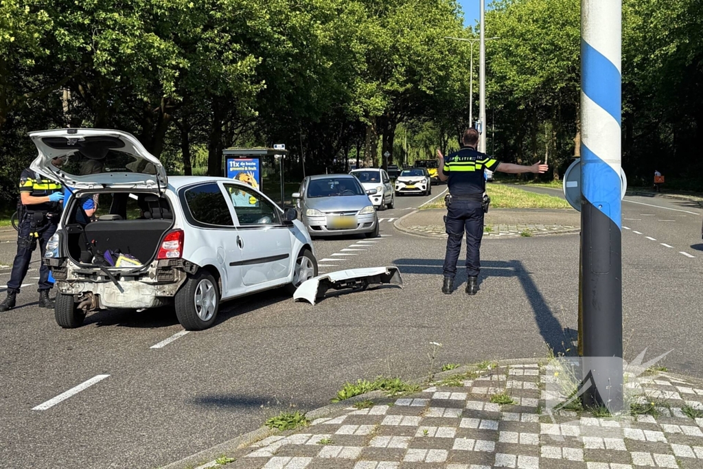 Auto's botsen bij kruising