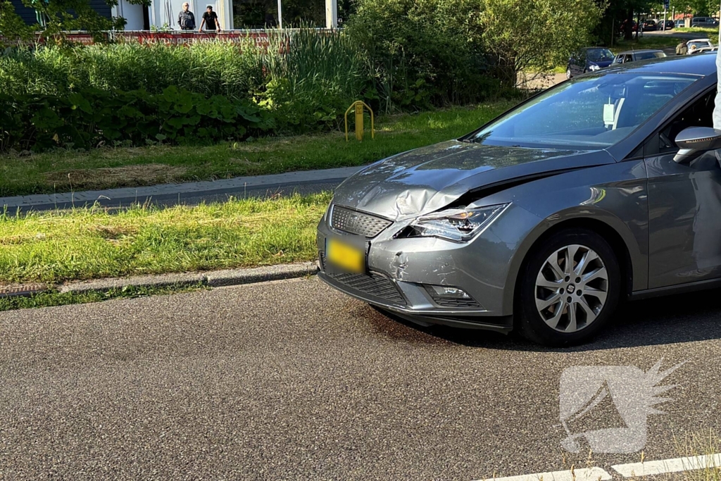 Auto's botsen bij kruising