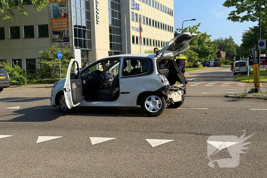 Auto's botsen bij kruising