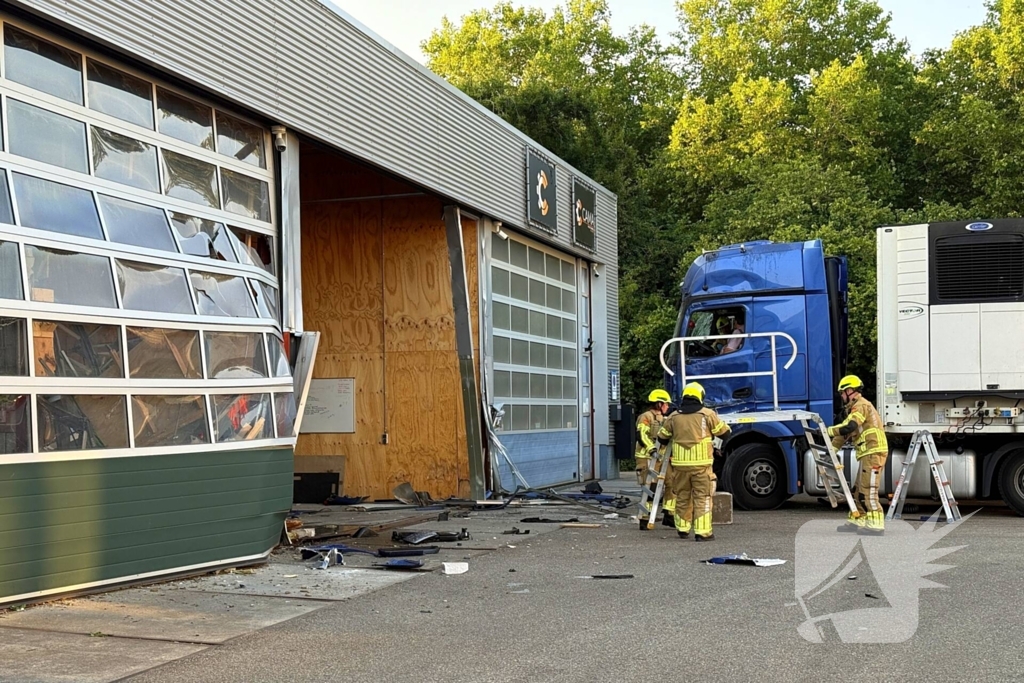 Vrachtwagen tegen gevel bedrijfspand