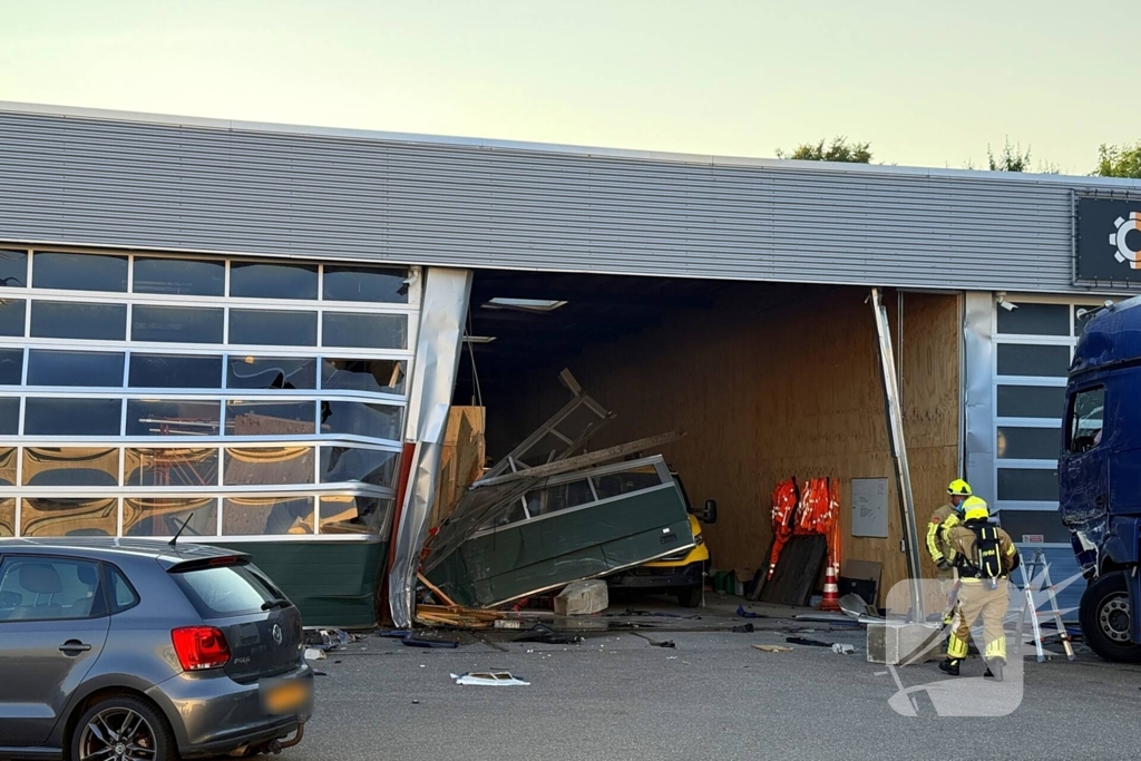 Vrachtwagen tegen gevel bedrijfspand
