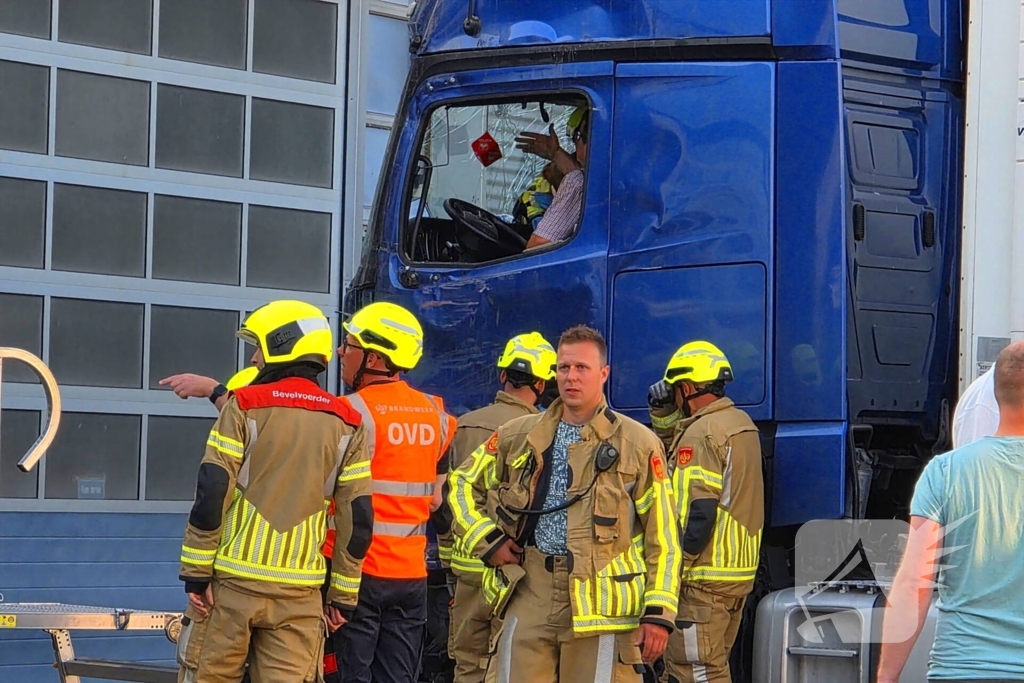 Vrachtwagen tegen gevel bedrijfspand