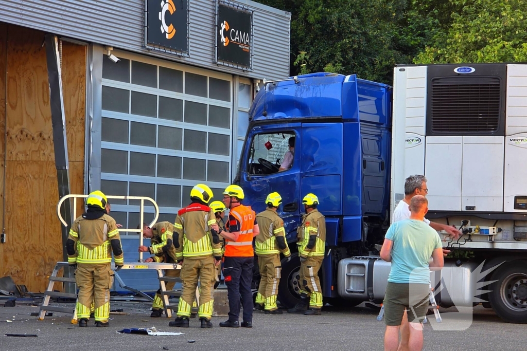 Vrachtwagen tegen gevel bedrijfspand