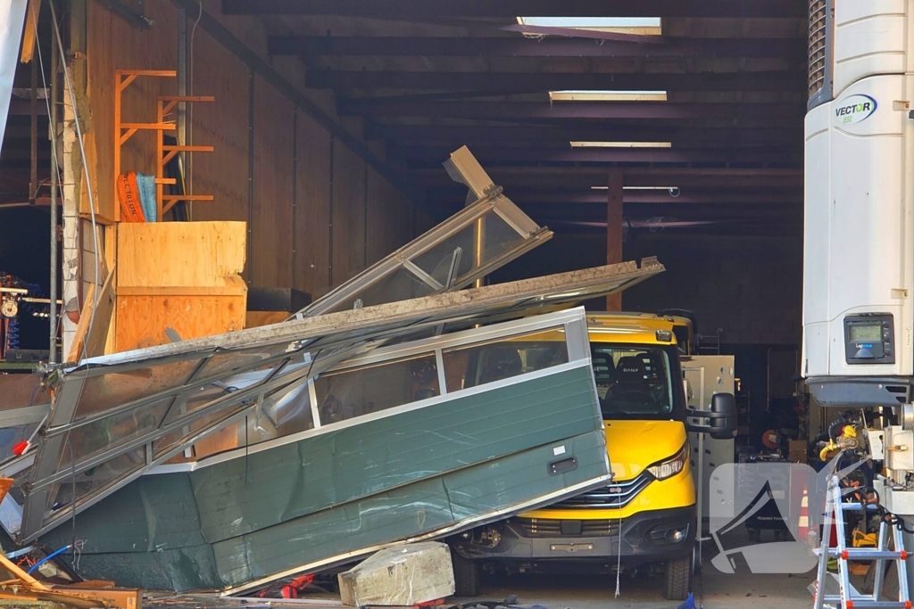 Vrachtwagen tegen gevel bedrijfspand