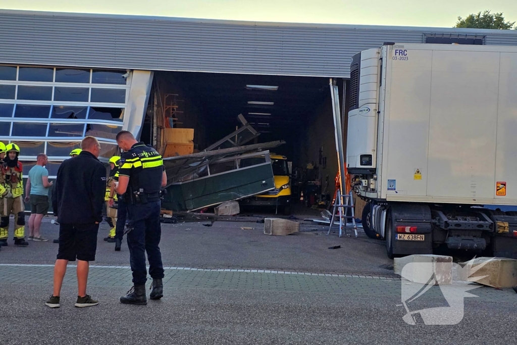 Vrachtwagen tegen gevel bedrijfspand