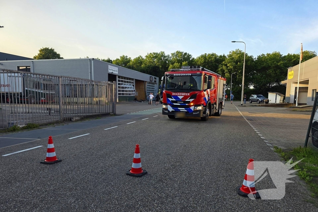 Vrachtwagen tegen gevel bedrijfspand