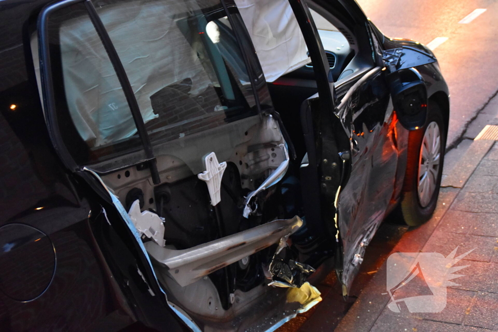 Gewonde bij aanrijding tussen twee personenauto's