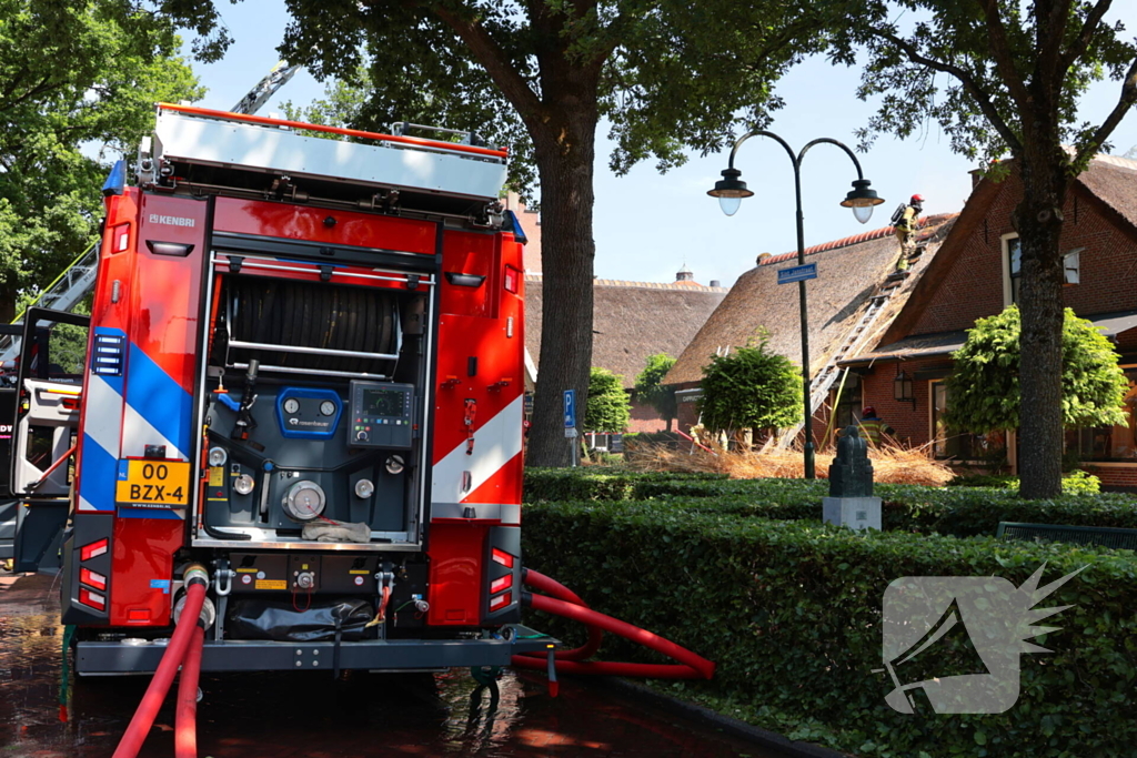 Brand in rieten dak van woning