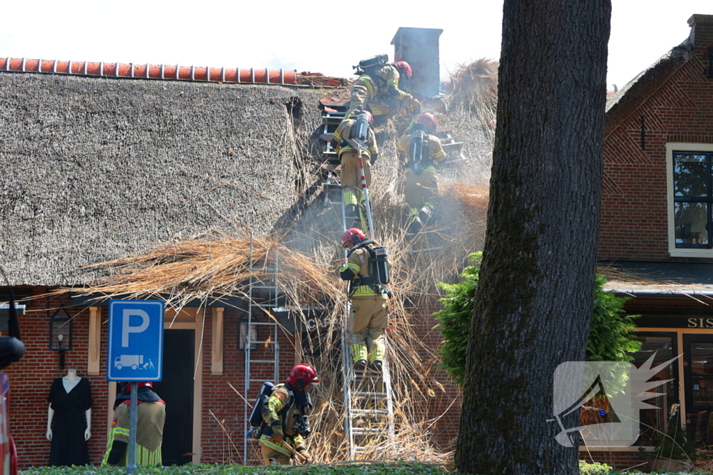 Brand in rieten dak van woning