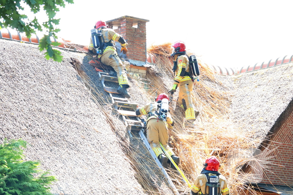 Brand in rieten dak van woning