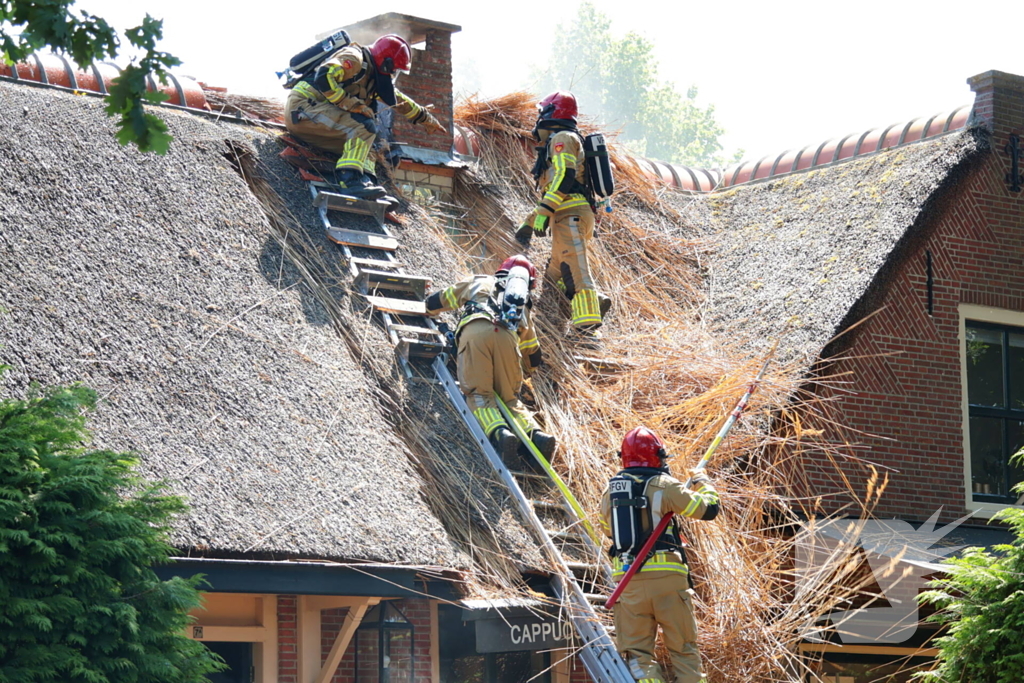 Brand in rieten dak van woning