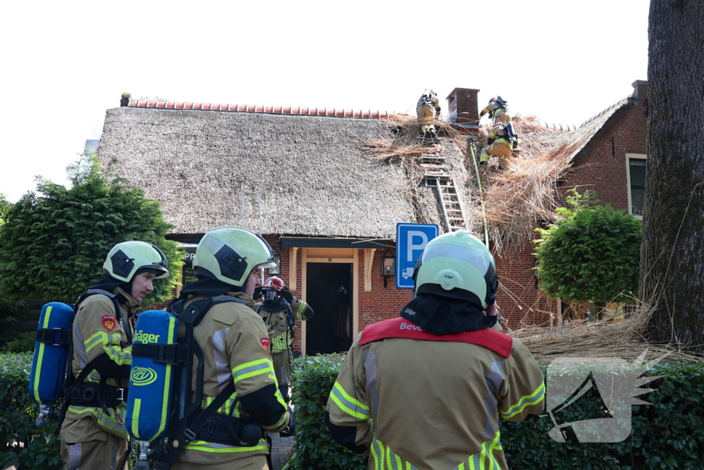 Brand in rieten dak van woning
