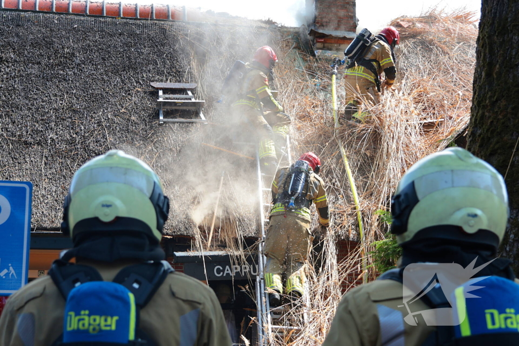 Brand in rieten dak van woning