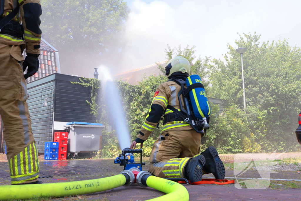 Brand in rieten dak van woning