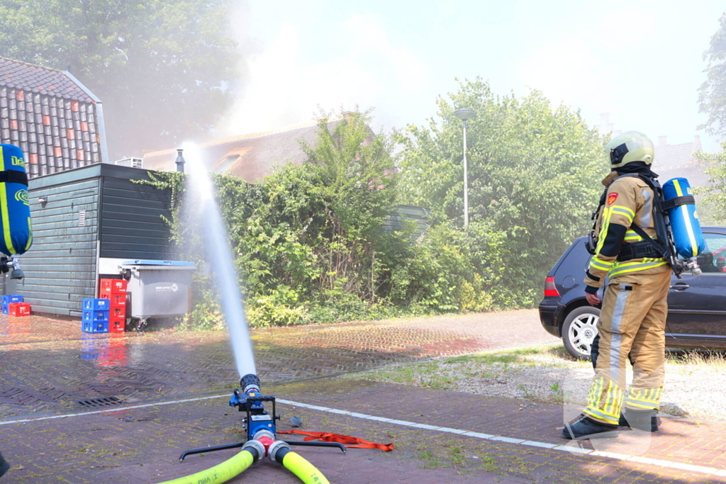 Brand in rieten dak van woning