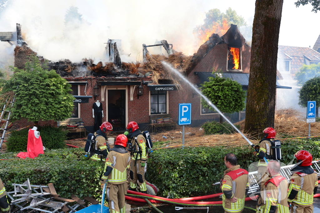 Brand in rieten dak van woning